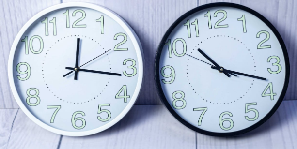 Modern office wall clock in black and white frame options priced at Ksh 1500 in Nairobi
